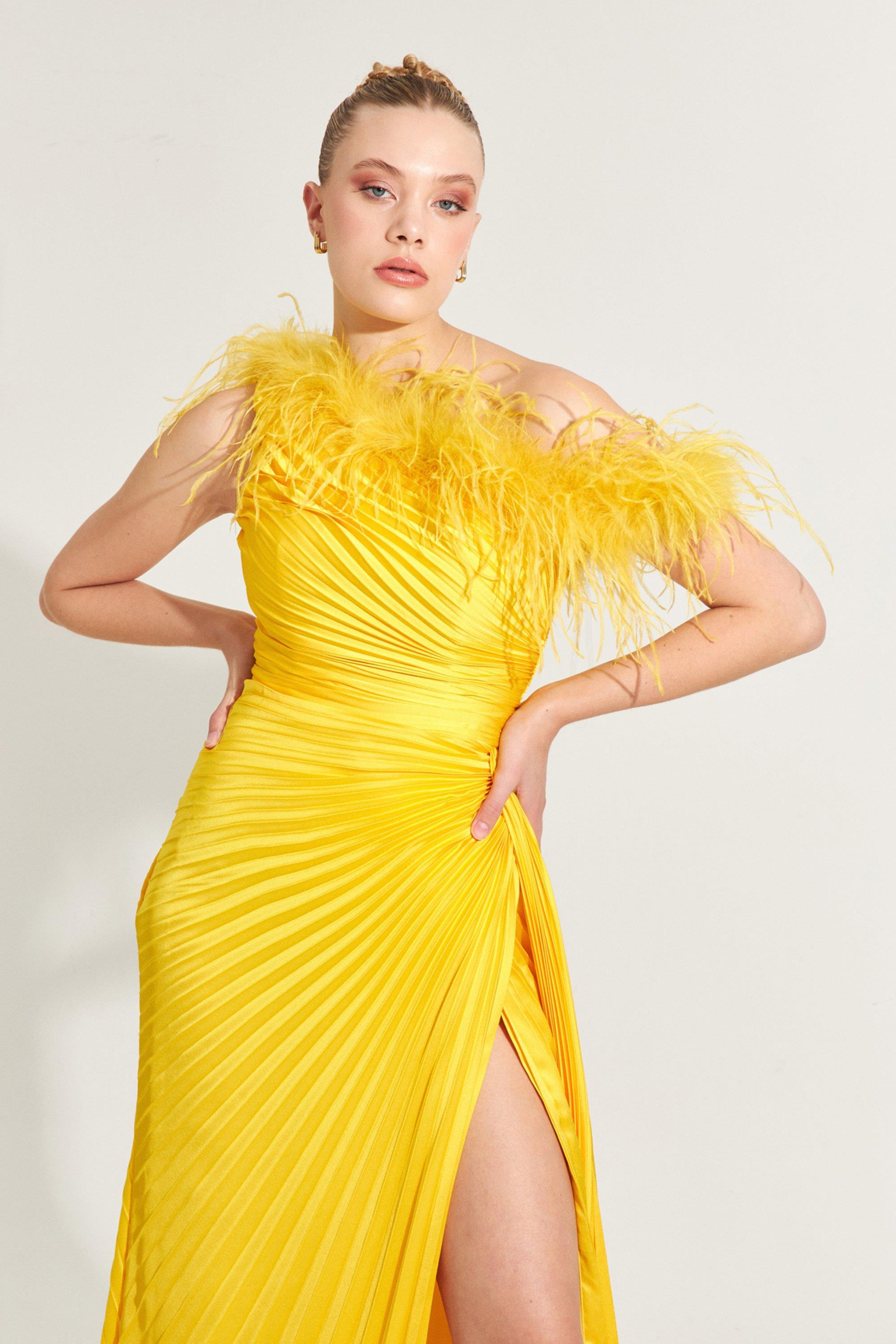 Sarı Tek Omuz Düşük Tüy Detayli Pileli Abiye Elbise Kadın Kategorisiz modelleri