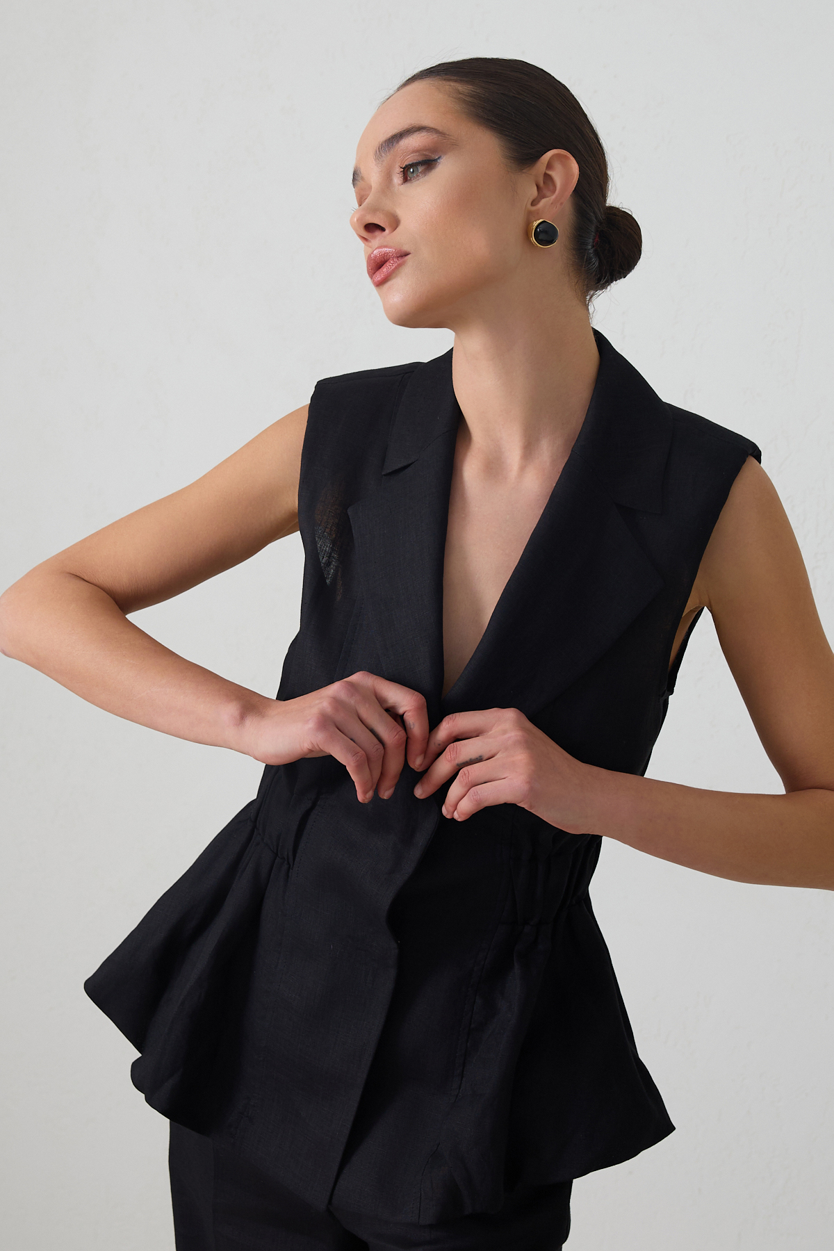 Siyah %100 Keten Bel Ve Yaka Detaylı Yelek Rahat Kesim Pantolonlu Takım Kadın Kategorisiz modelleri