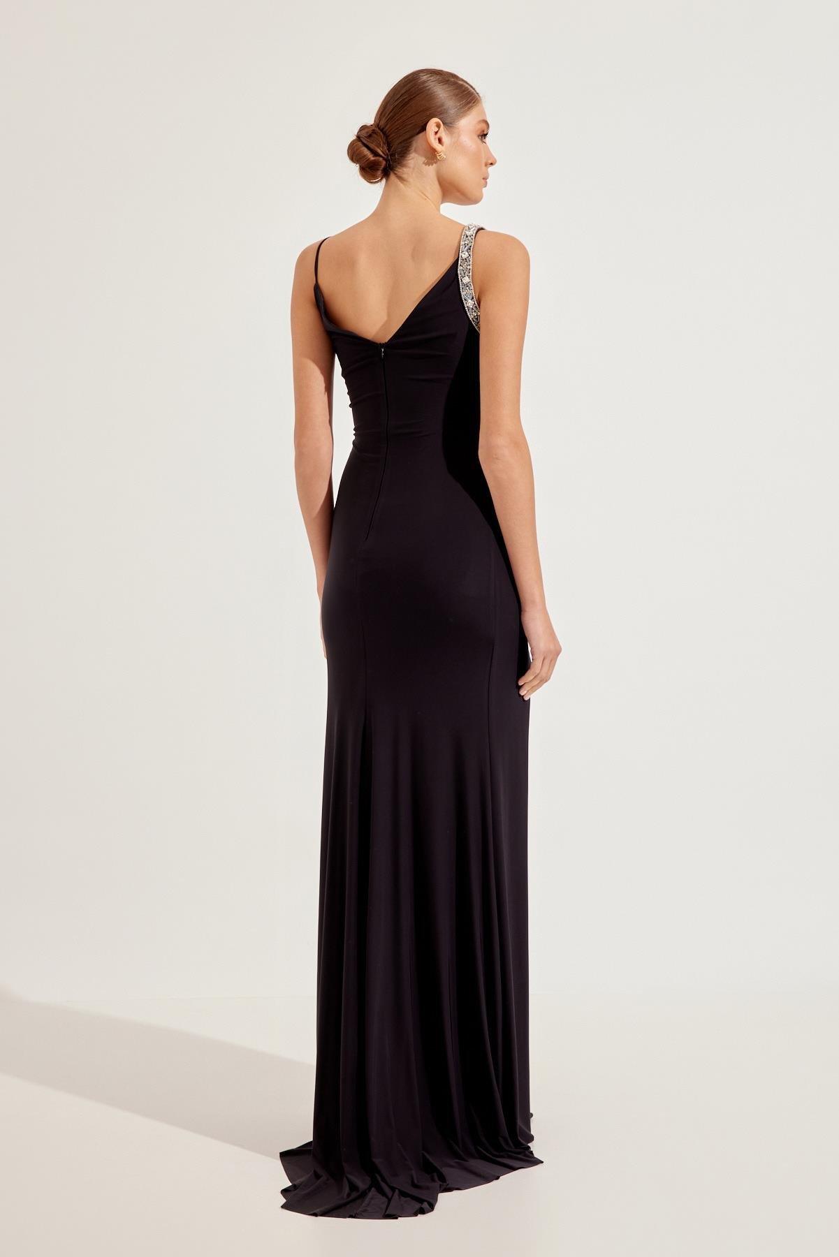 Siyah Asimetrik Detayli Belden Taş Detaylı Dekolteli Askılı Yırtmaç Detaylı Abiye Elbise Kadın Kategorisiz modelleri