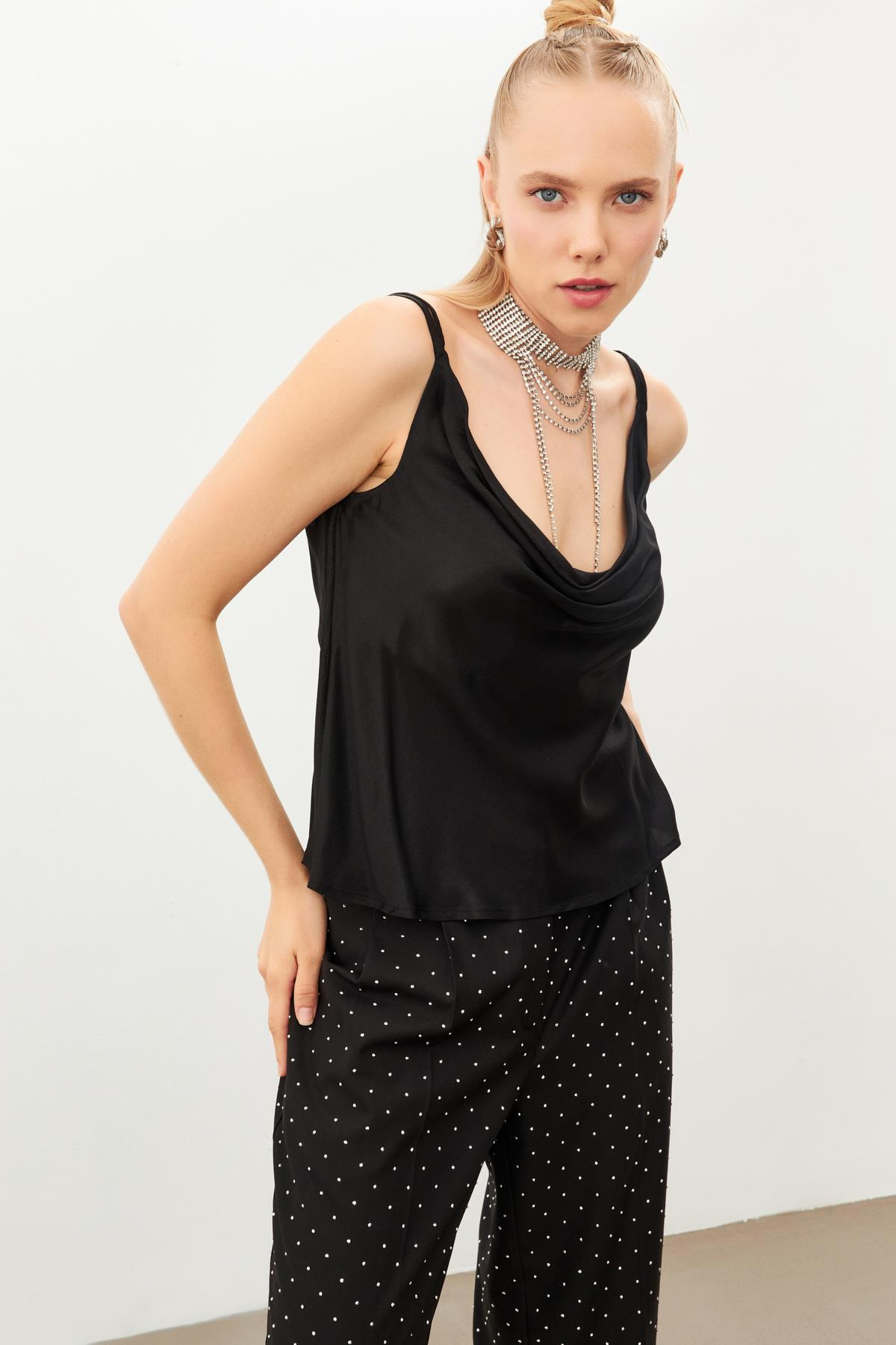 Siyah Askılı Yaka Detaylı Bluz Kadın Bluz modelleri