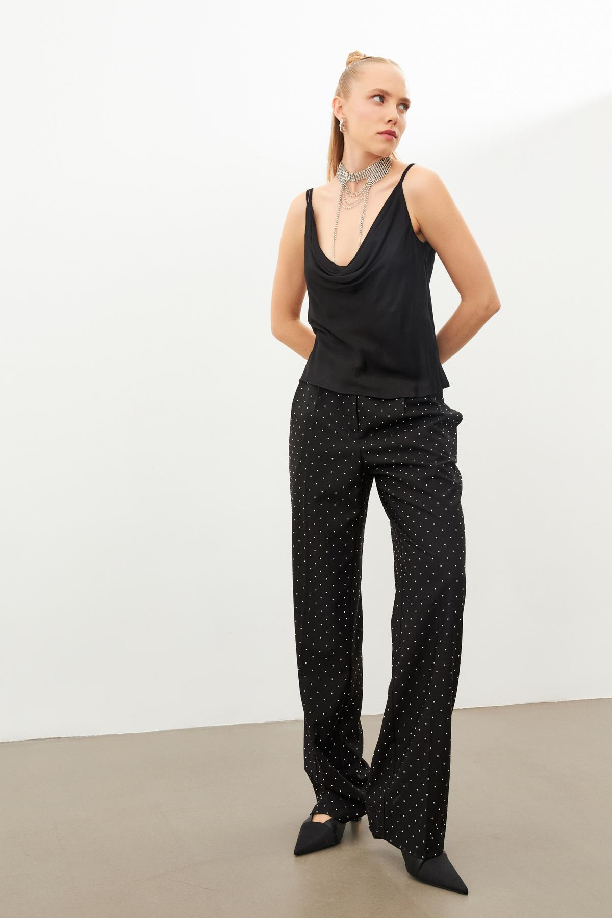 Siyah Askılı Yaka Detaylı Bluz Kadın Bluz modelleri