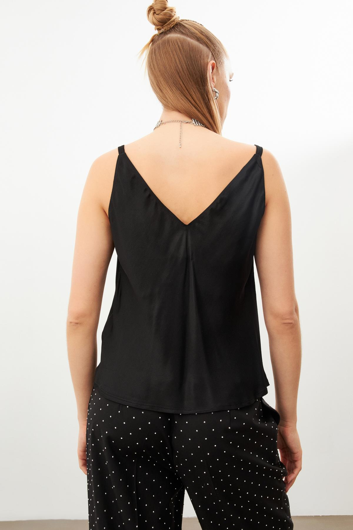 Siyah Askılı Yaka Detaylı Bluz Kadın Bluz modelleri