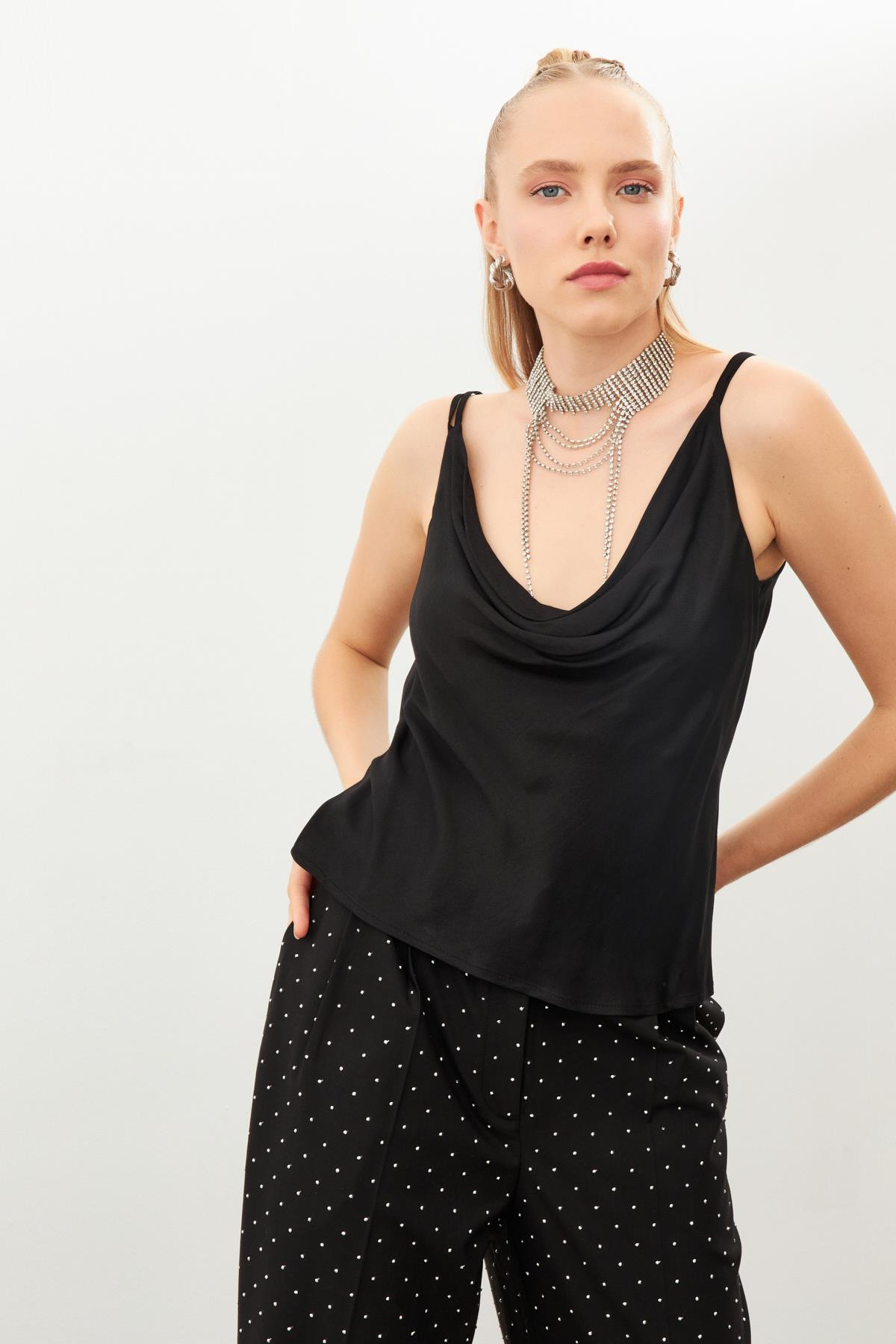 Siyah Askılı Yaka Detaylı Bluz Kadın Bluz modelleri
