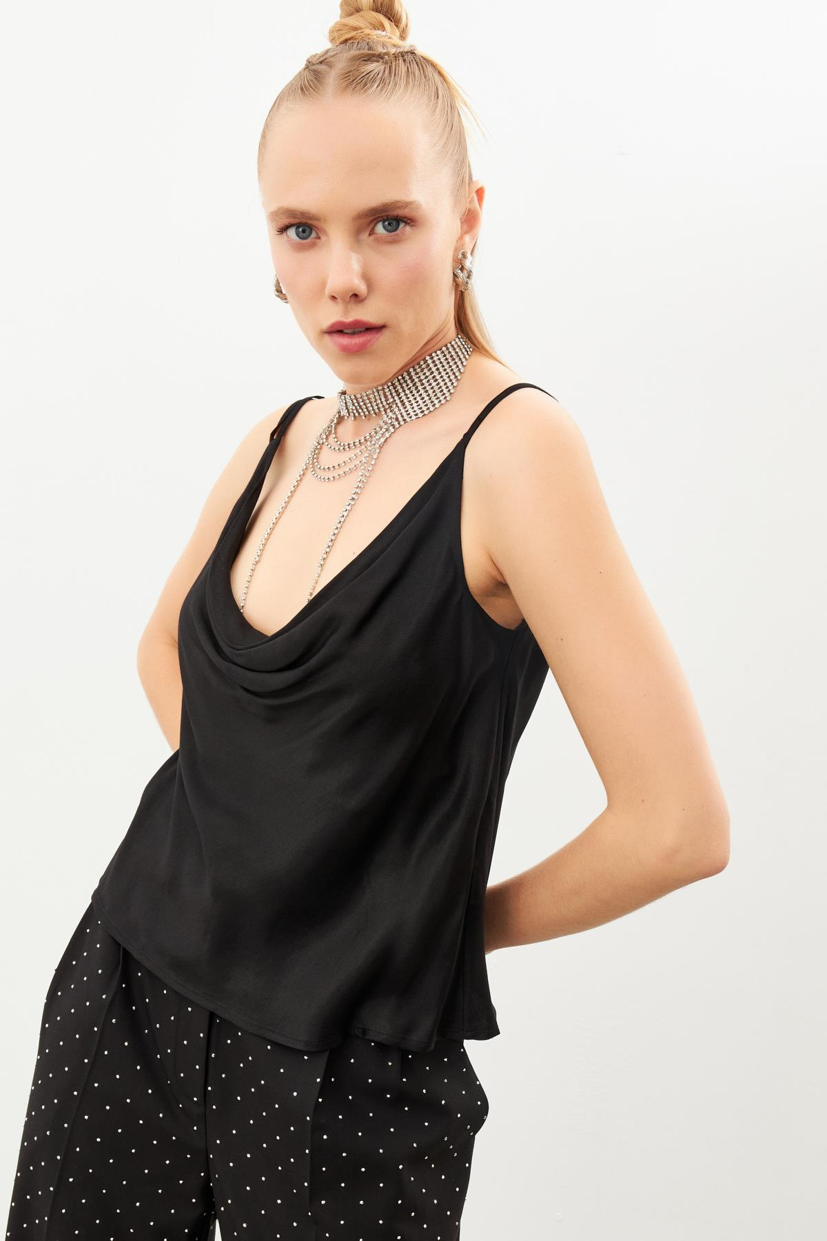 Siyah Askılı Yaka Detaylı Bluz Kadın Bluz modelleri