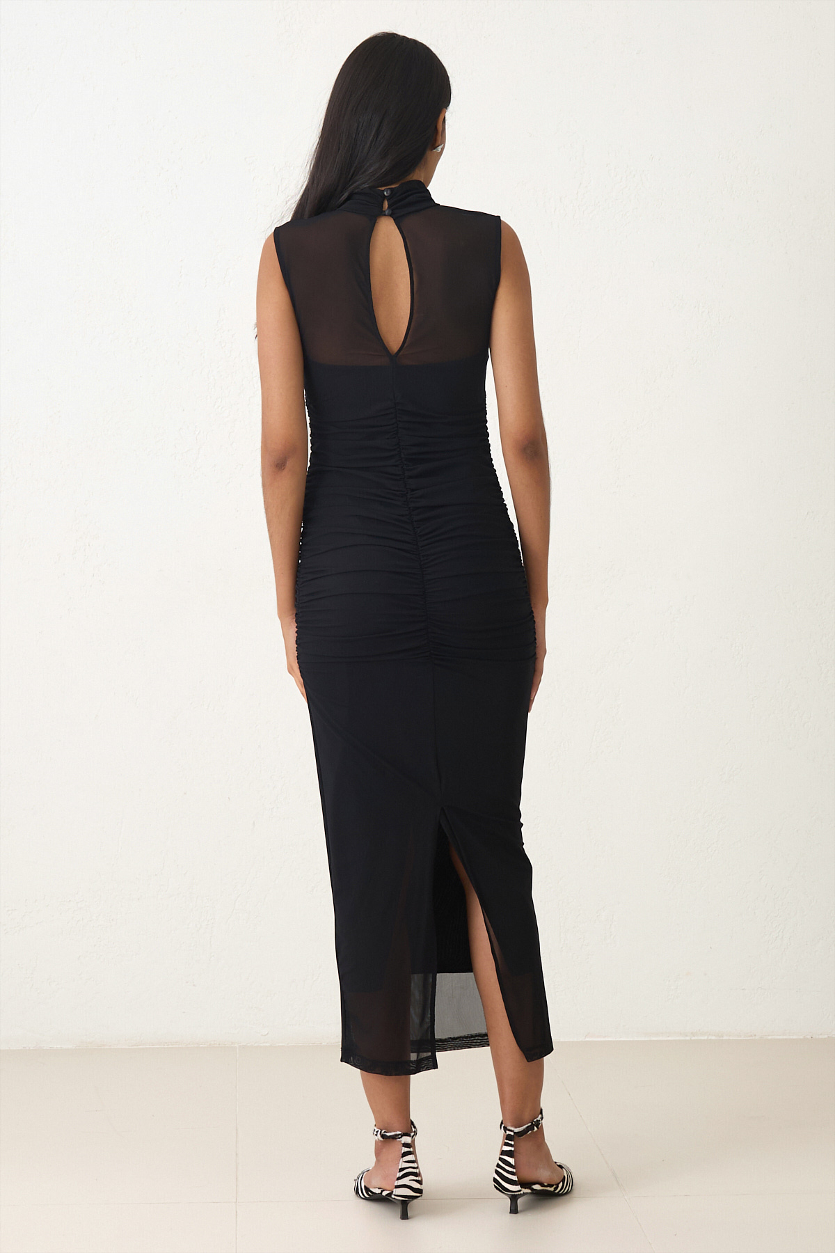 Siyah Balıkçı Yaka Gül Detaylı Kolsuz Tam Kalıp Büzgü Detaylı Midi Boy Elbise Kadın Günlük Elbise modelleri