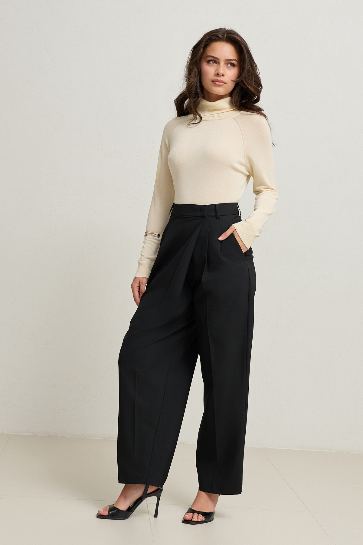 Siyah Belden Asimetrik Kapama Detaylı Pantolon Kadın Pantolon modelleri