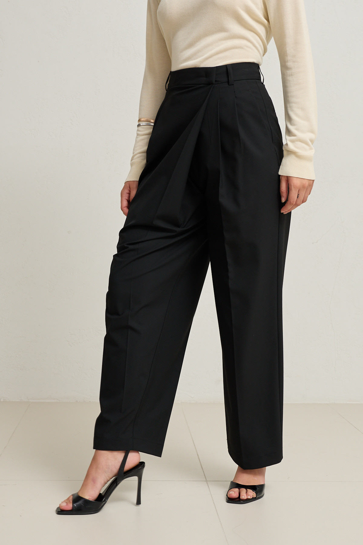 Siyah Belden Asimetrik Kapama Detaylı Pantolon Kadın Pantolon modelleri