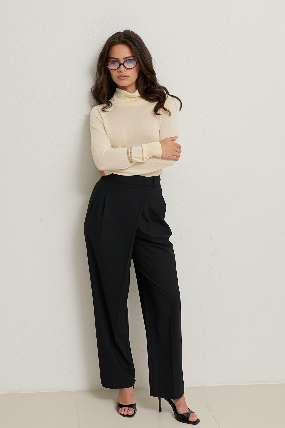 Siyah Belden Asimetrik Kapama Detaylı Pantolon Kadın Pantolon modelleri