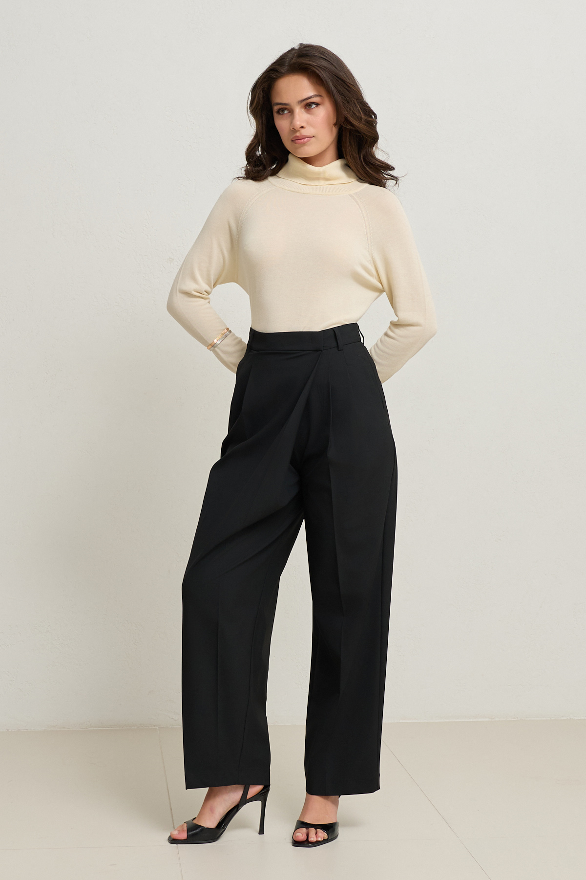 Siyah Belden Asimetrik Kapama Detaylı Pantolon Kadın Pantolon modelleri