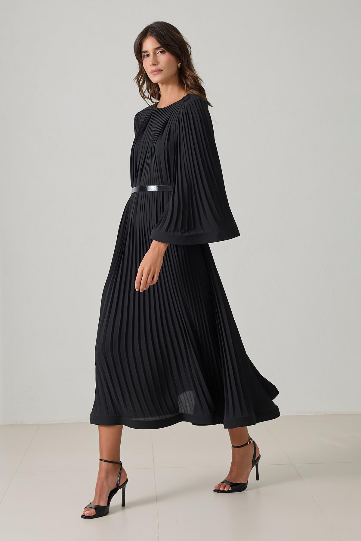 Siyah Belden Kemer Ve Plise Detaylı Bisiklet Yaka Midi Boy Elbise Kadın Günlük Elbise modelleri