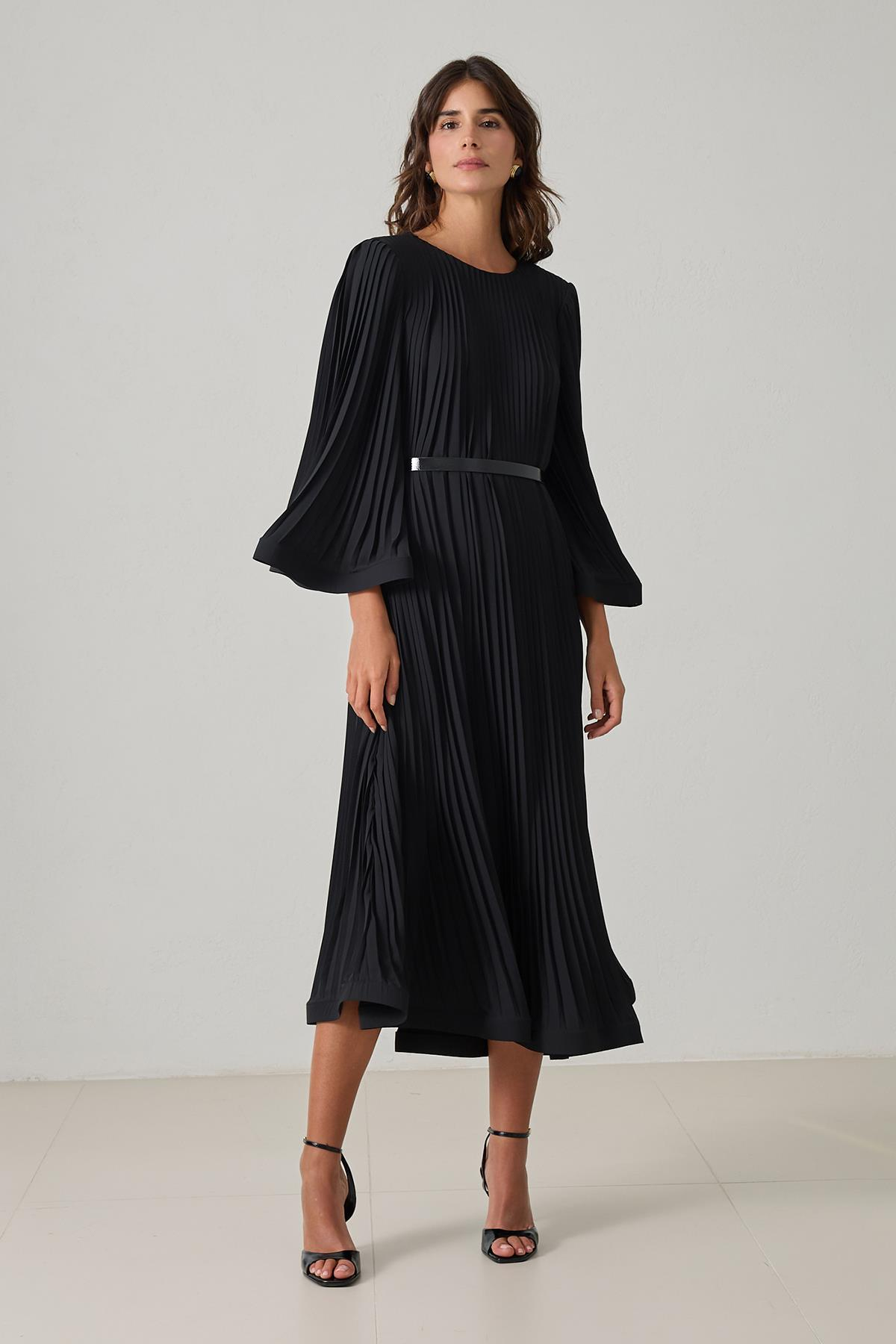 Siyah Belden Kemer Ve Plise Detaylı Bisiklet Yaka Midi Boy Elbise Kadın Günlük Elbise modelleri