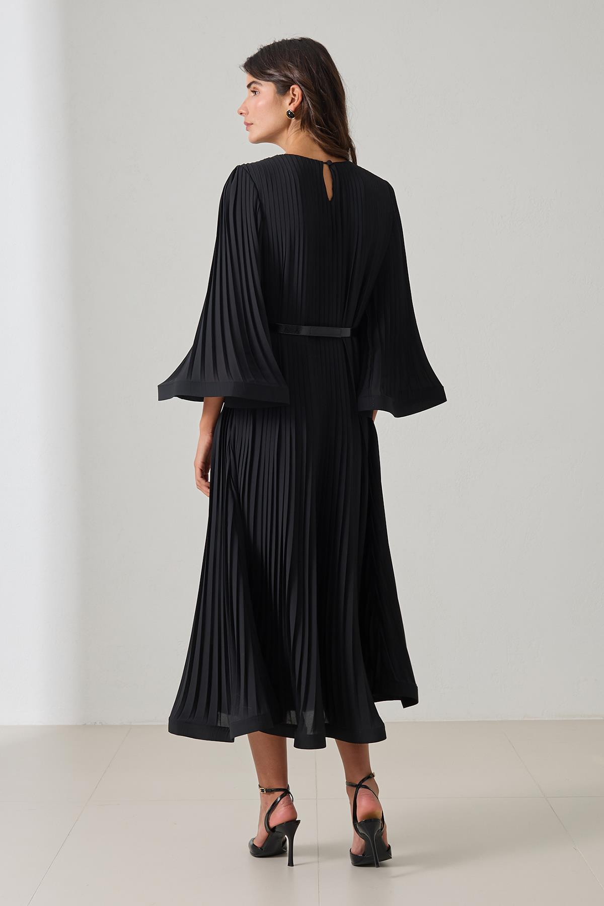Siyah Belden Kemer Ve Plise Detaylı Bisiklet Yaka Midi Boy Elbise Kadın Günlük Elbise modelleri