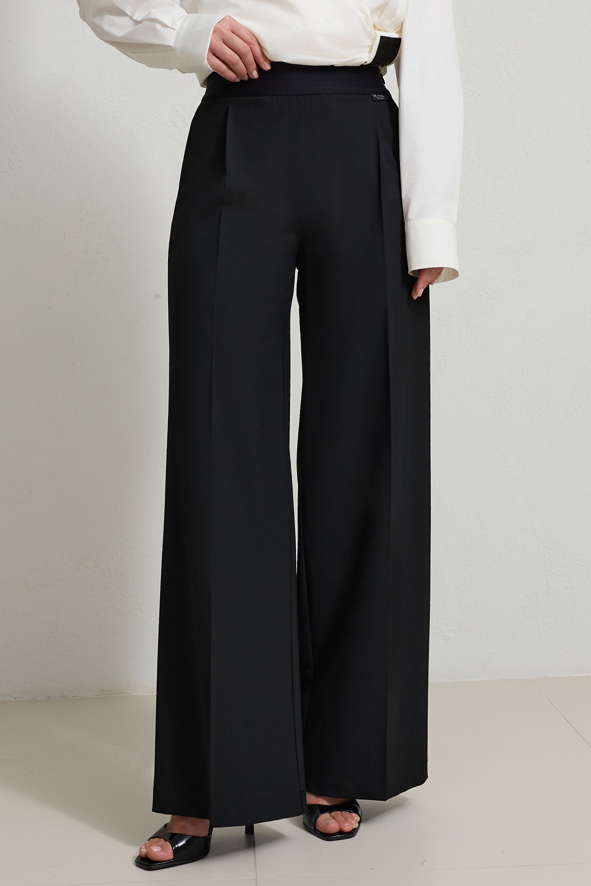 Siyah Belden Lastik Detaylı Yandan Fermuarlı Rahat Kesim Geniş Paça Pantolon Kadın Pantolon modelleri