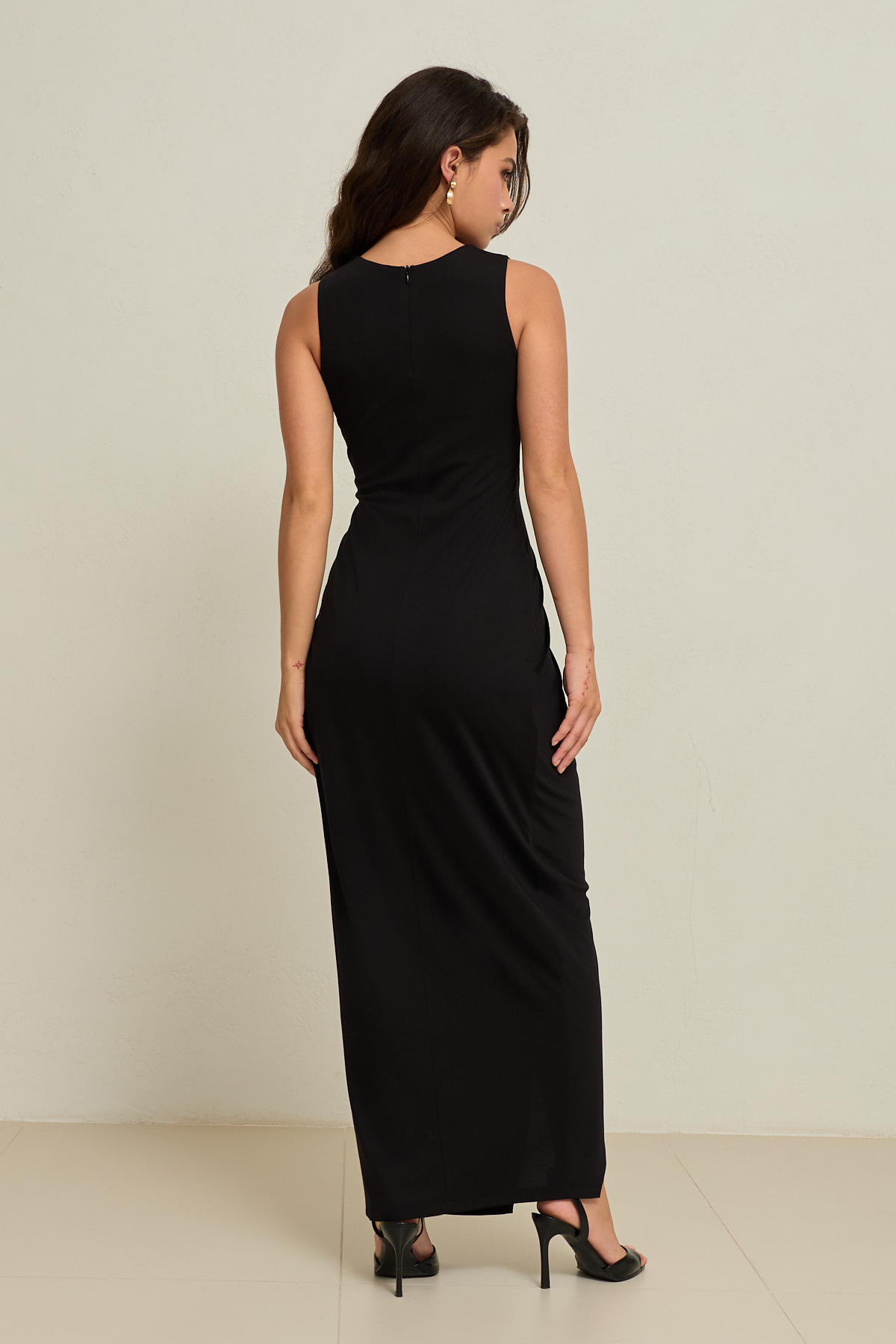 Siyah Büzgü Detaylı, Kolsuz Belden Oturtmalı Yırtmaçlı Uzun Elbise Kadın Kategorisiz modelleri