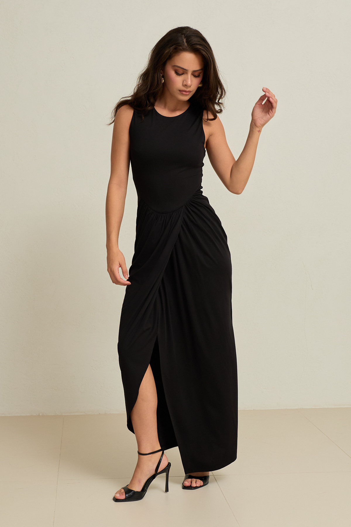 Siyah Büzgü Detaylı, Kolsuz Belden Oturtmalı Yırtmaçlı Uzun Elbise Kadın Kategorisiz modelleri