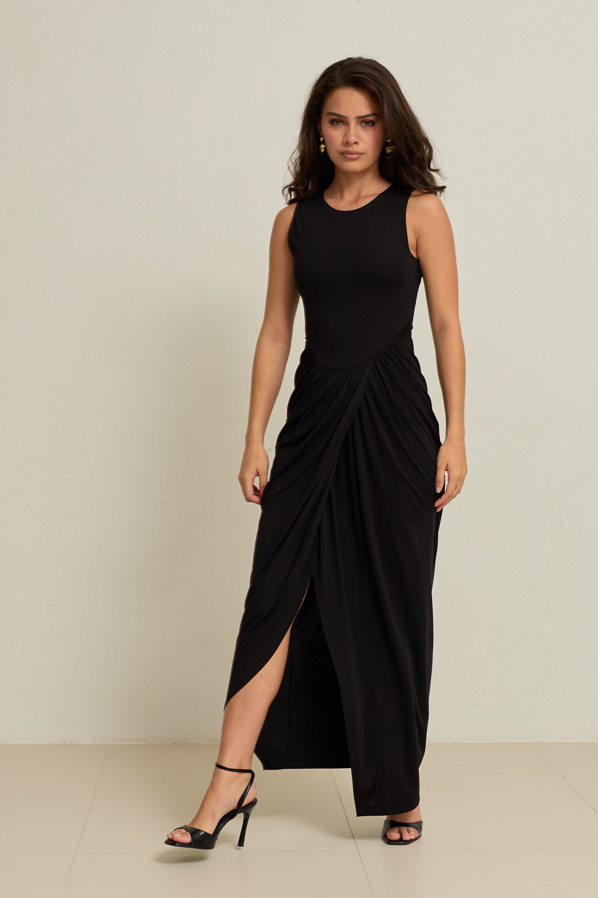 Siyah Büzgü Detaylı, Kolsuz Belden Oturtmalı Yırtmaçlı Uzun Elbise Kadın Kategorisiz modelleri