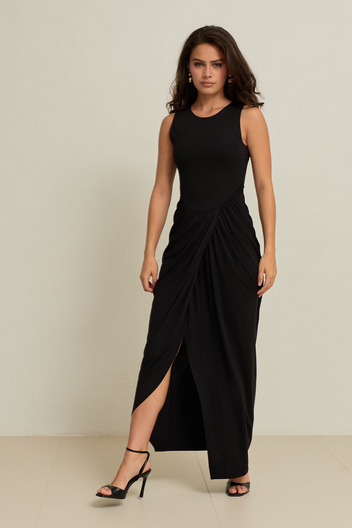 Siyah Büzgü Detaylı, Kolsuz Belden Oturtmalı Yırtmaçlı Uzun Elbise Kadın Kategorisiz modelleri