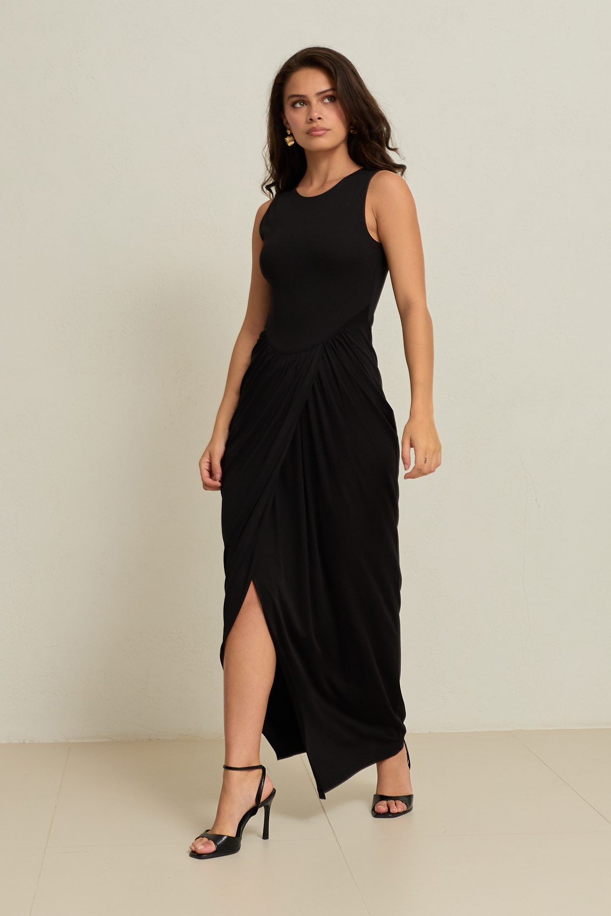 Siyah Büzgü Detaylı, Kolsuz Belden Oturtmalı Yırtmaçlı Uzun Elbise Kadın Kategorisiz modelleri