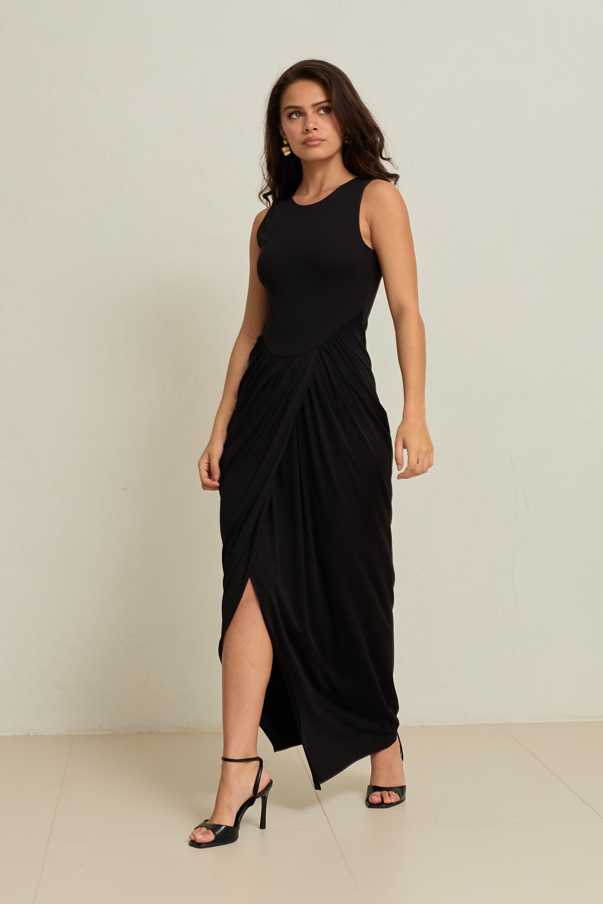 Siyah Büzgü Detaylı, Kolsuz Belden Oturtmalı Yırtmaçlı Uzun Elbise Kadın Kategorisiz modelleri