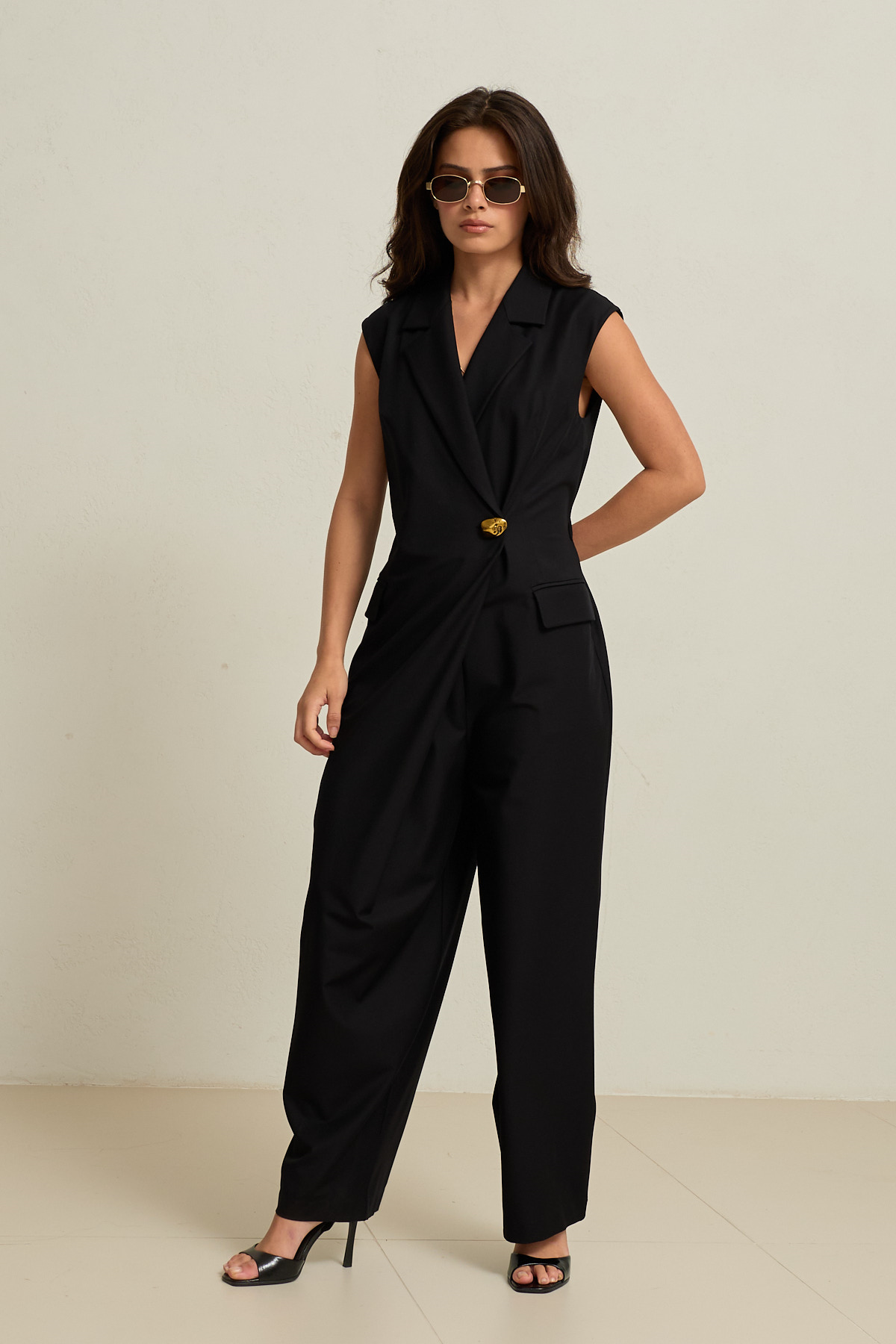 Siyah Çizgili Düğme Ve Cep Detaylı Pantolonlu Kolsuz Tulum Kadın Kategorisiz modelleri