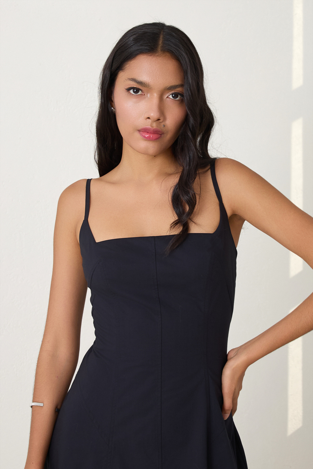 Siyah Dar Kalıp %100 Pamuklu Askılı Belden Oturtmalı Midi Boy Dar Kalıp Elbise Kadın Günlük Elbise modelleri