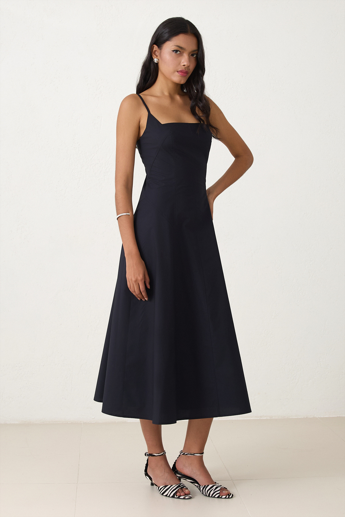 Siyah Dar Kalıp %100 Pamuklu Askılı Belden Oturtmalı Midi Boy Dar Kalıp Elbise Kadın Günlük Elbise modelleri