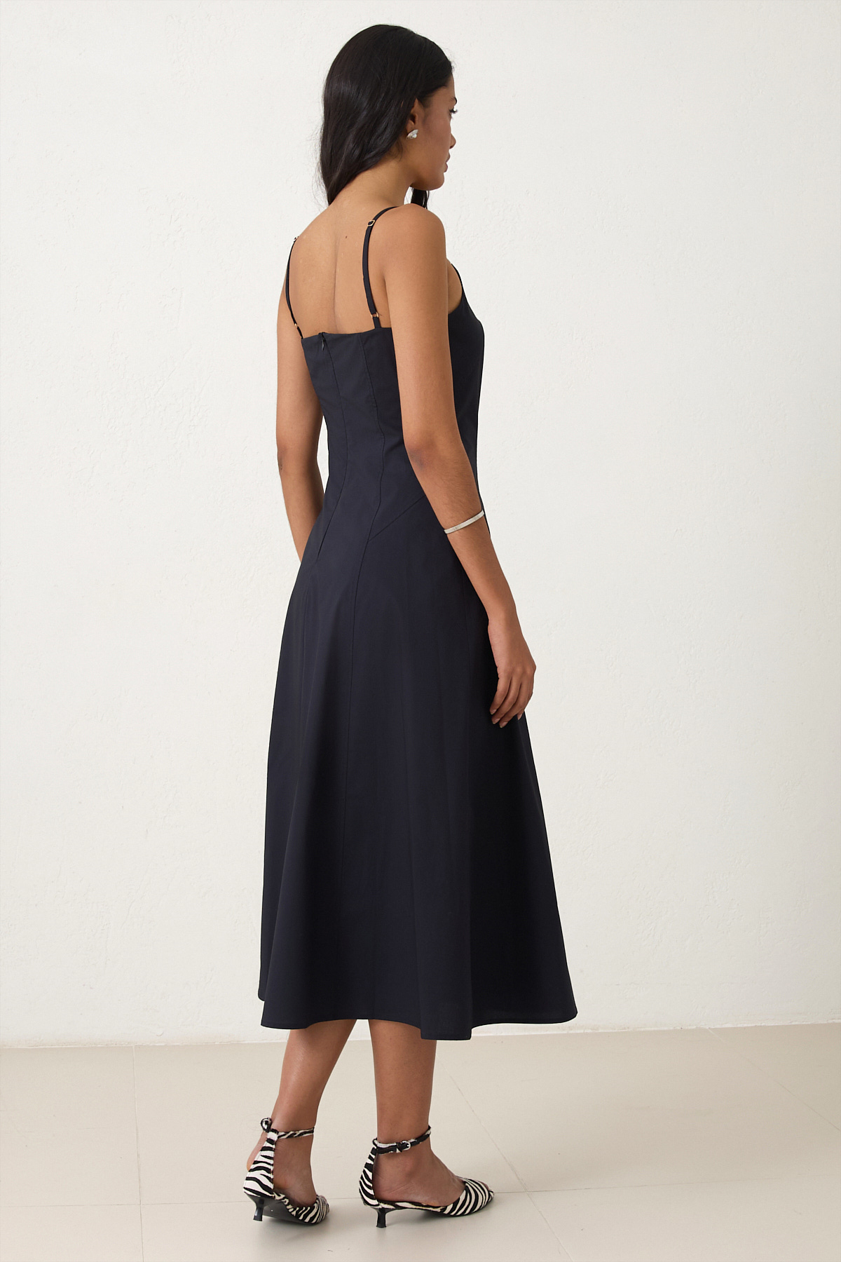 Siyah Dar Kalıp %100 Pamuklu Askılı Belden Oturtmalı Midi Boy Dar Kalıp Elbise Kadın Günlük Elbise modelleri