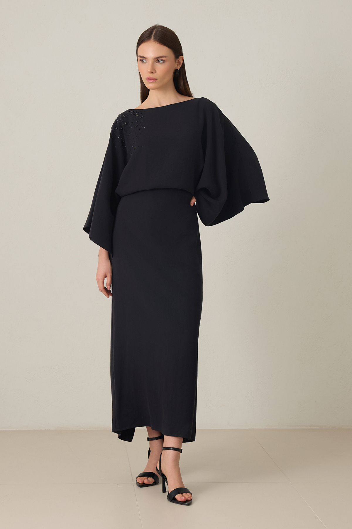 Siyah Dar Kalıp Omuzdan Taş Detaylı Beldenbağlamalı Midi Boy Uzun Kollu Elbise Kadın Günlük Elbise modelleri