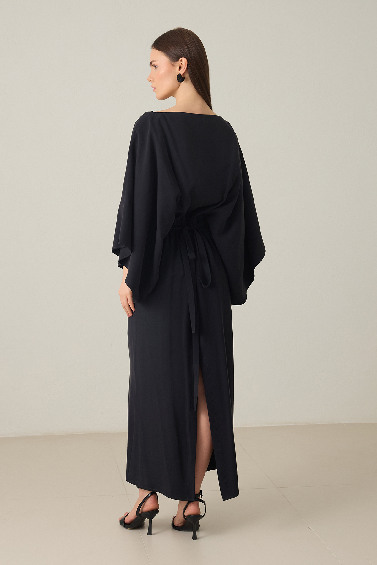 Siyah Dar Kalıp Omuzdan Taş Detaylı Beldenbağlamalı Midi Boy Uzun Kollu Elbise Kadın Günlük Elbise modelleri