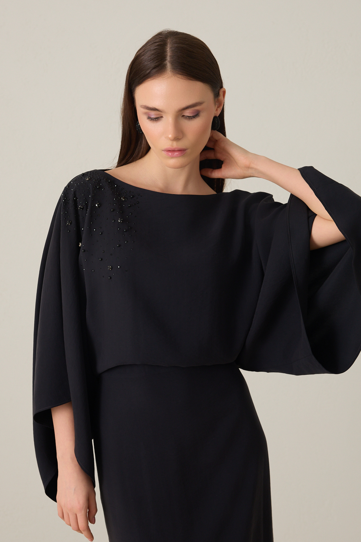 Siyah Dar Kalıp Omuzdan Taş Detaylı Beldenbağlamalı Midi Boy Uzun Kollu Elbise Kadın Günlük Elbise modelleri