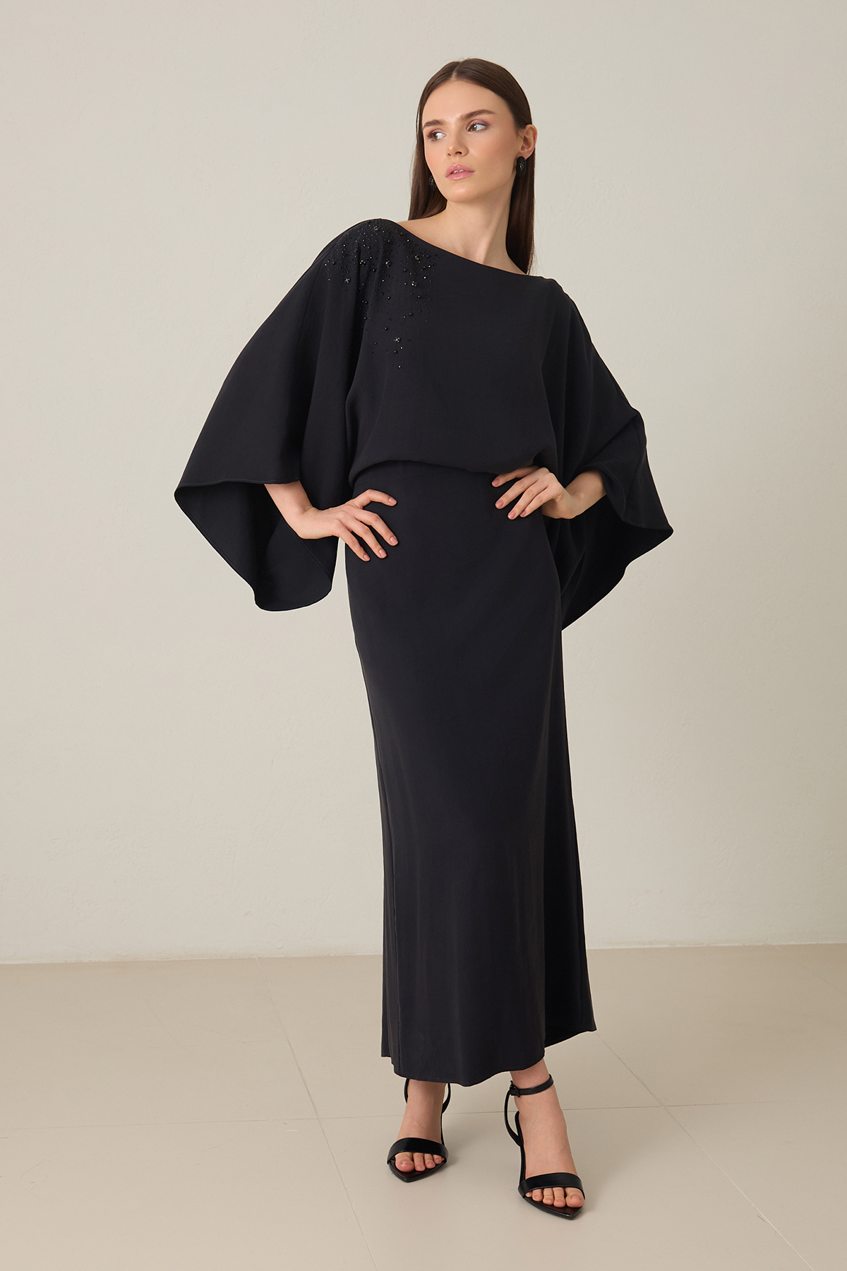 Siyah Dar Kalıp Omuzdan Taş Detaylı Beldenbağlamalı Midi Boy Uzun Kollu Elbise Kadın Günlük Elbise modelleri