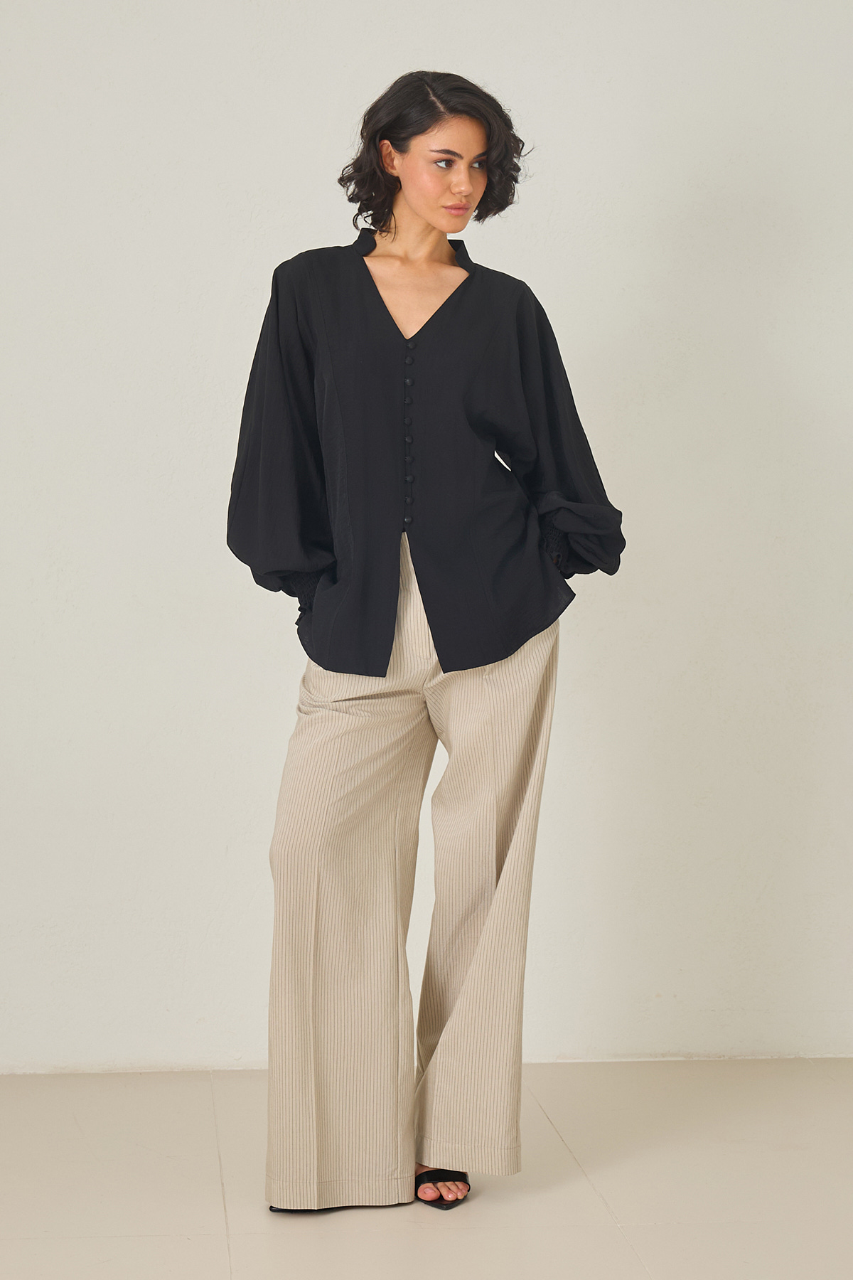 Siyah Düğme Detaylı Rahat Kesim Uzun Kollu Bluz Kadın Kategorisiz modelleri