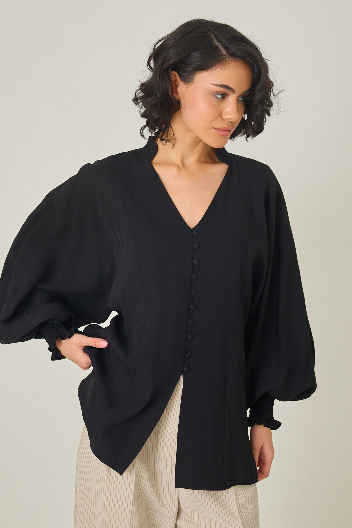 Siyah Düğme Detaylı Rahat Kesim Uzun Kollu Bluz Kadın Kategorisiz modelleri