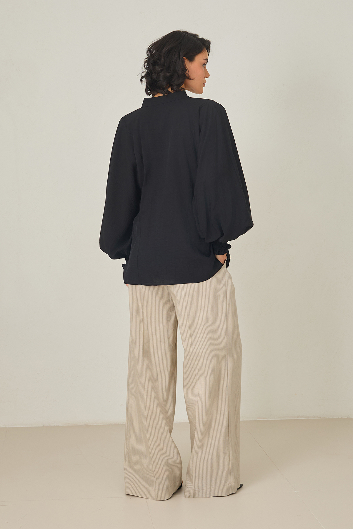 Siyah Düğme Detaylı Rahat Kesim Uzun Kollu Bluz Kadın Kategorisiz modelleri