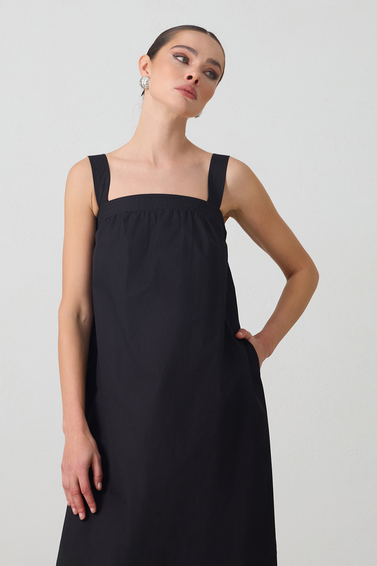 Siyah Geniş Kalıp Kare Yaka Pamuklu Dikiş Detaylı Midi Boy Elbise Kadın Kategorisiz modelleri