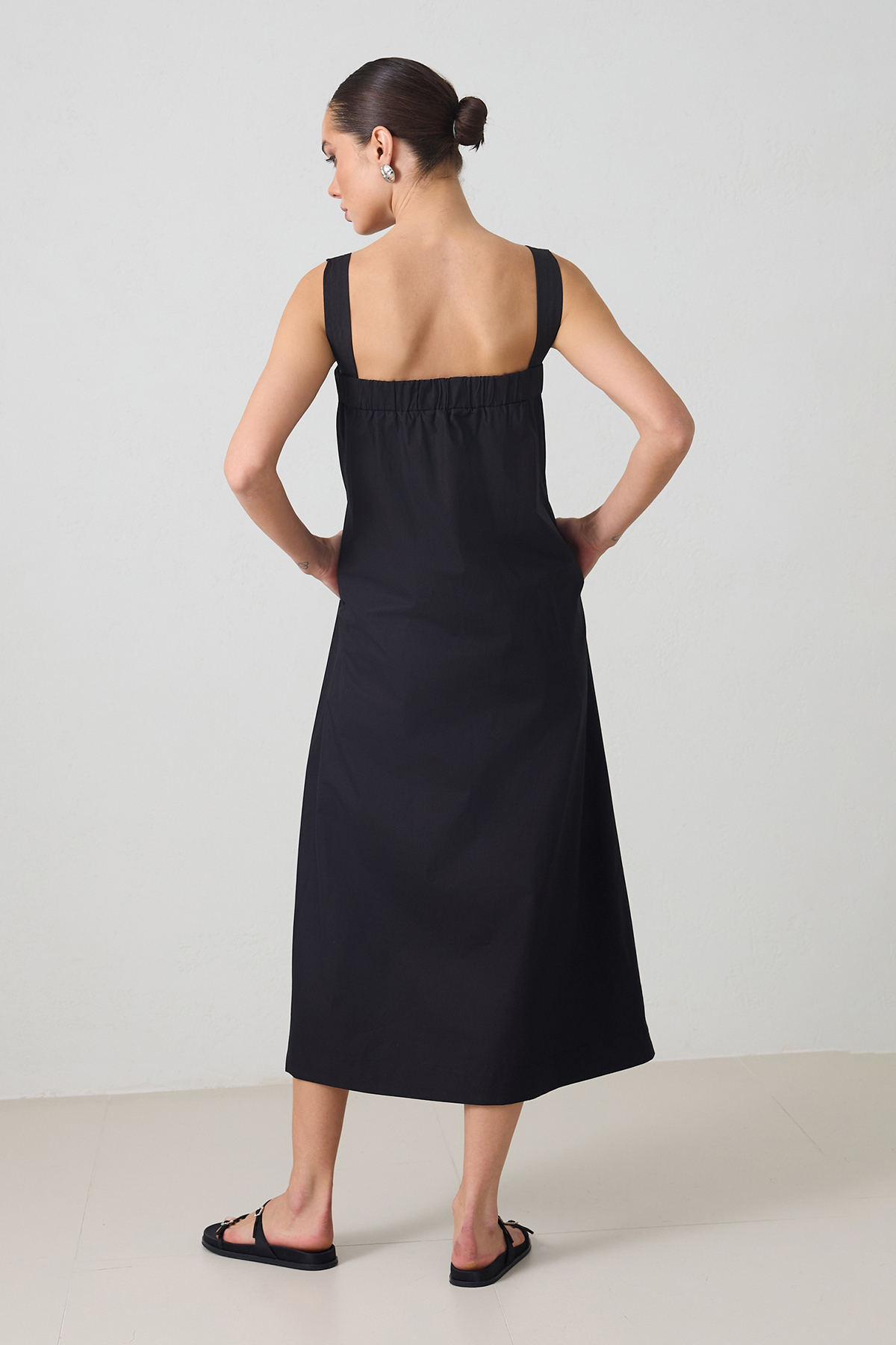 Siyah Geniş Kalıp Kare Yaka Pamuklu Dikiş Detaylı Midi Boy Elbise Kadın Kategorisiz modelleri