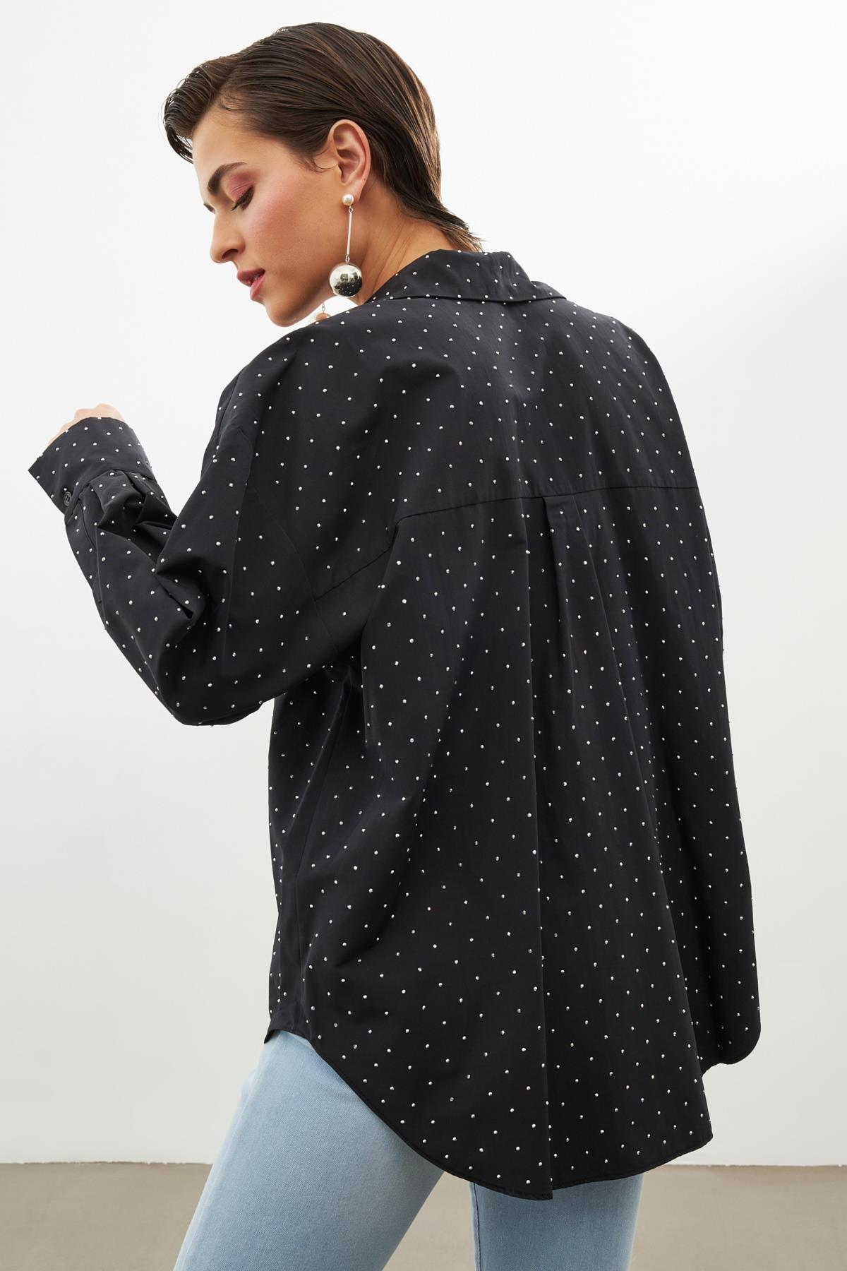 Siyah Gömlek Yaka  Uzun Kollu  Taş Yapıştırma Detaylı  Düğme Kapamalı Gömlek Kadın Gömlek modelleri