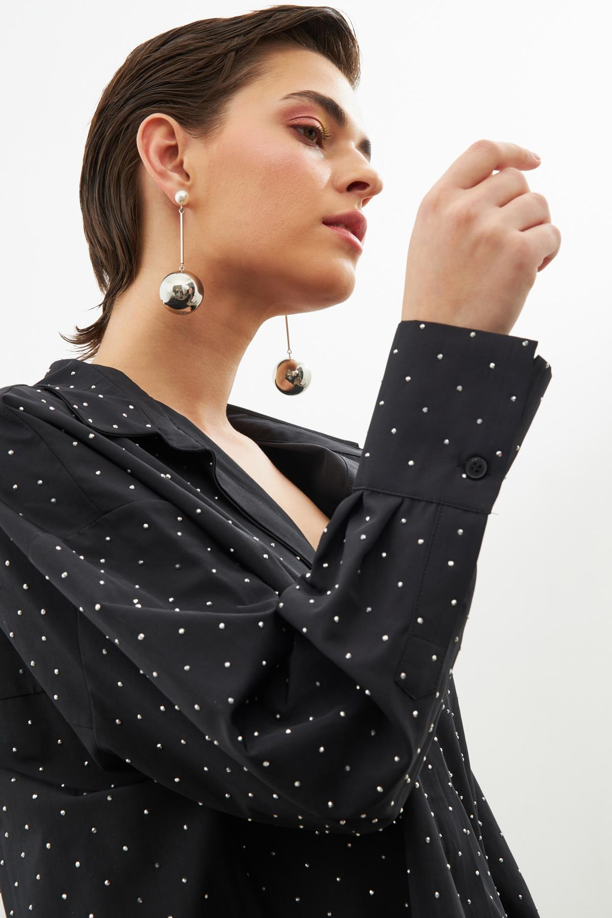 Siyah Gömlek Yaka  Uzun Kollu  Taş Yapıştırma Detaylı  Düğme Kapamalı Gömlek Kadın Gömlek modelleri