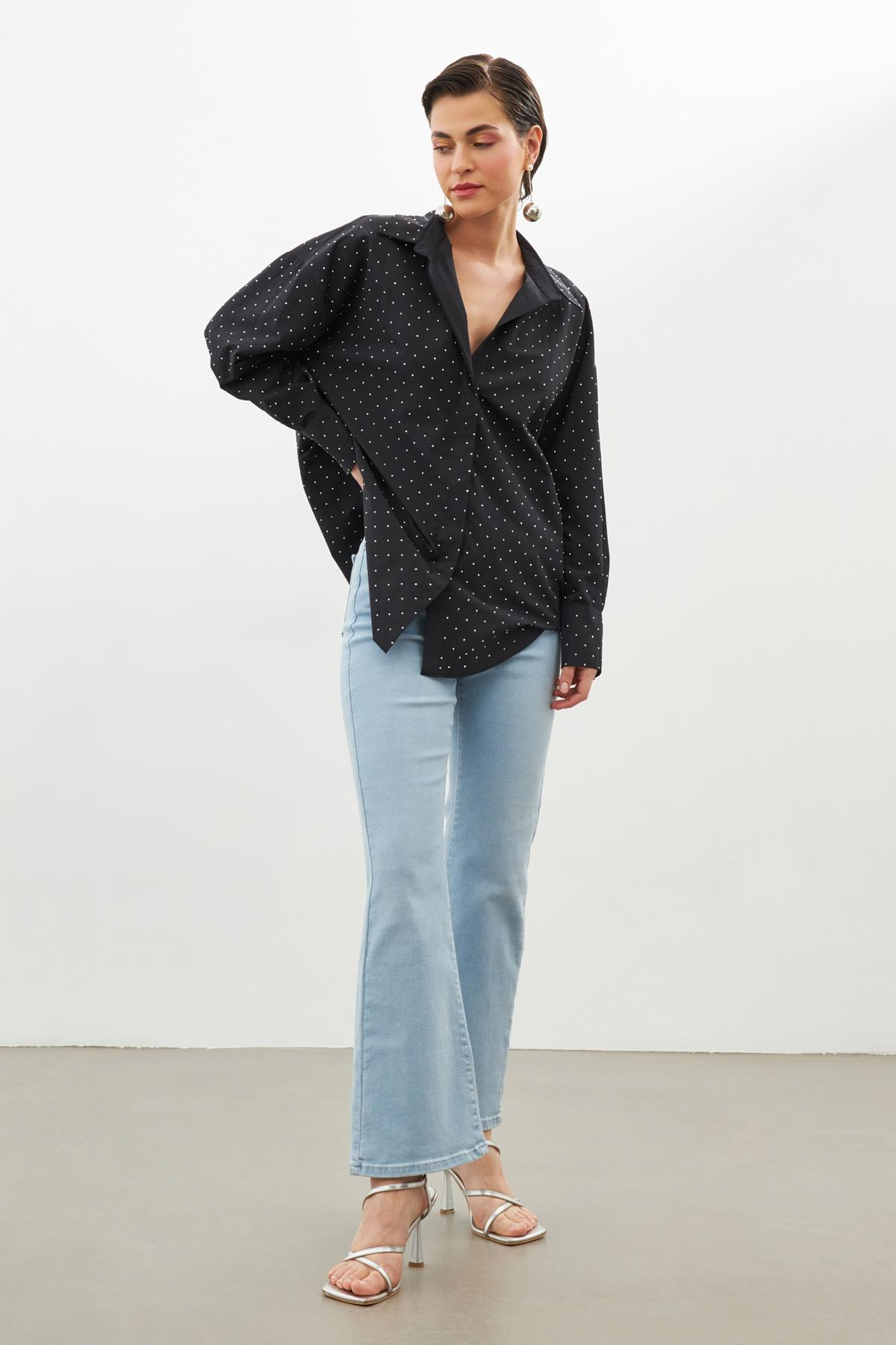 Siyah Gömlek Yaka  Uzun Kollu  Taş Yapıştırma Detaylı  Düğme Kapamalı Gömlek Kadın Gömlek modelleri