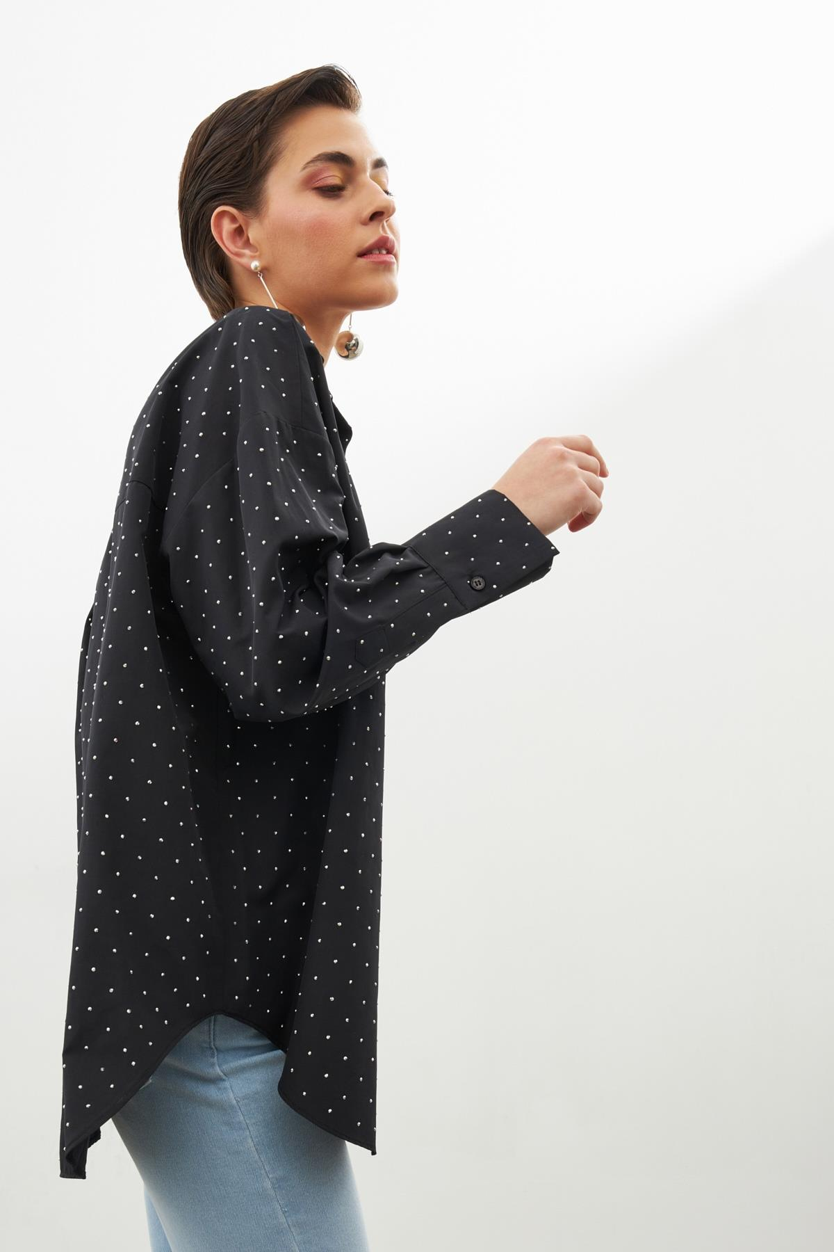 Siyah Gömlek Yaka  Uzun Kollu  Taş Yapıştırma Detaylı  Düğme Kapamalı Gömlek Kadın Gömlek modelleri