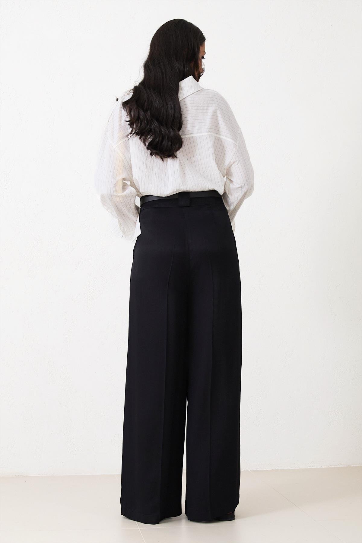 Siyah Kemer Detaylı Rahat Kesim Pantolon Kadın Kategorisiz modelleri