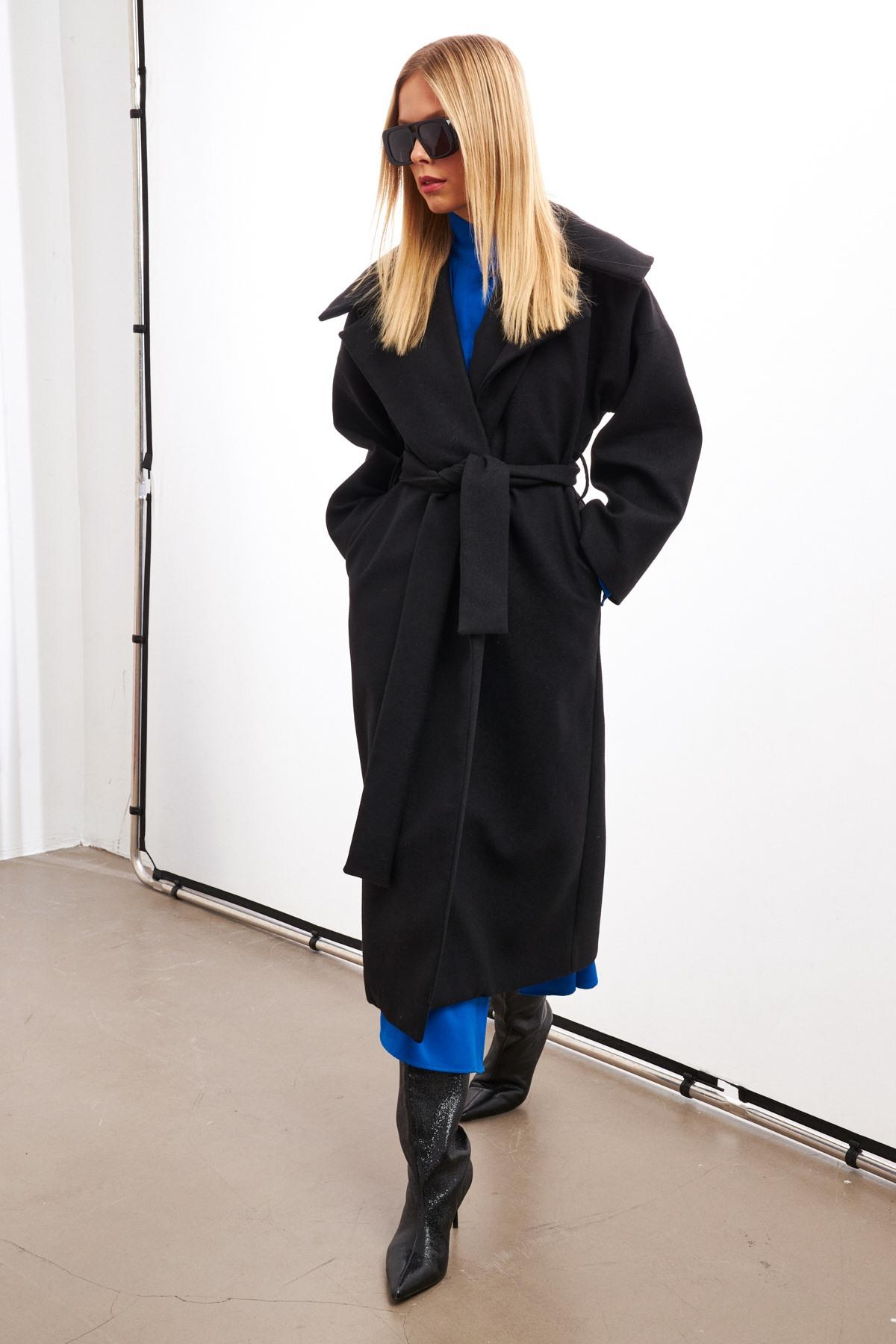 Siyah Kemer Detaylı Uzun Kaban Kadın Kategorisiz modelleri