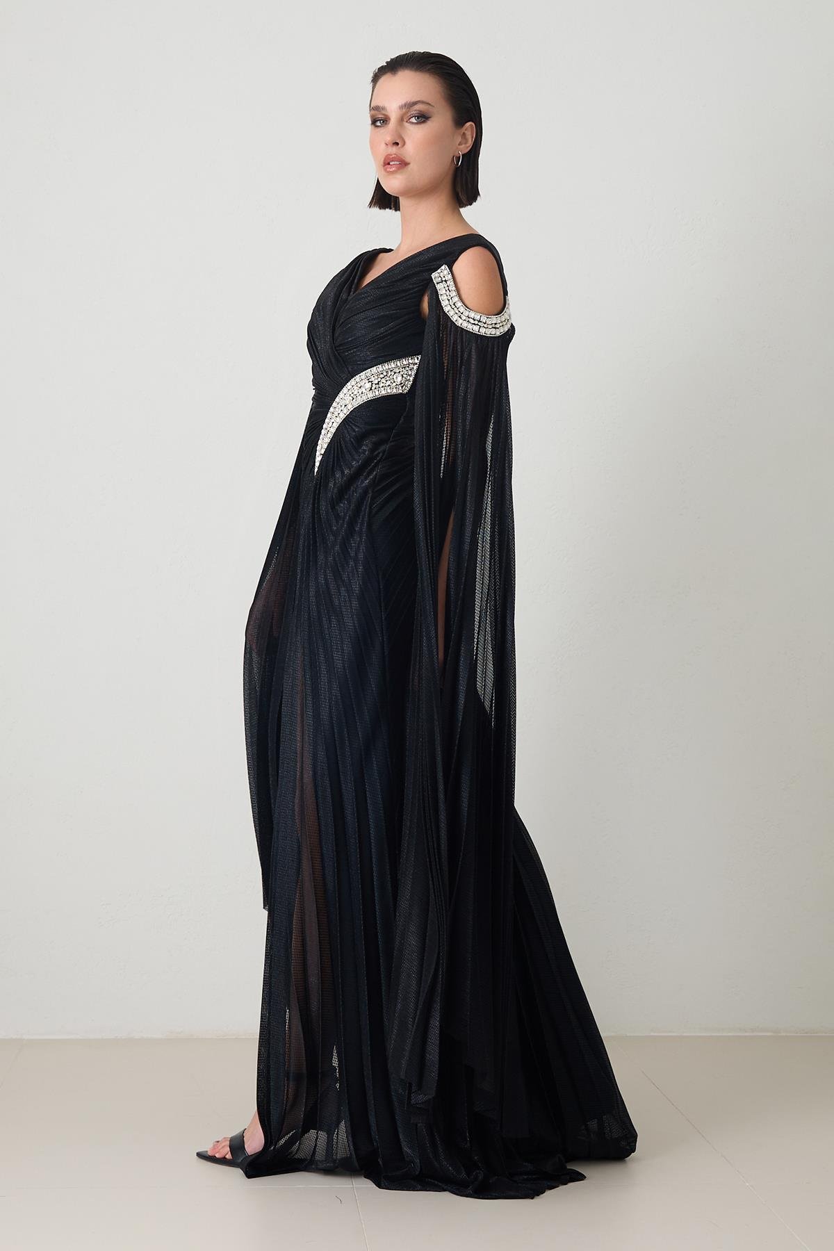 Siyah Omuz Ve Bel Detaylı Taşlı Pileli Yırtmaçlı Elbise Kadın Kategorisiz modelleri