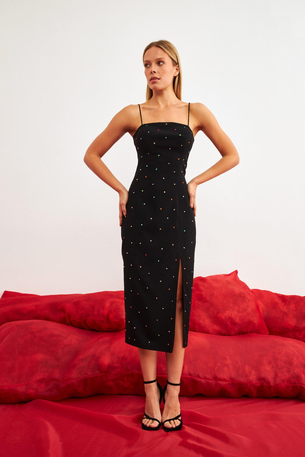 Siyah Renkli Taş Detaylı İp Askılı Yırtmaç Detaylı Geniş Kalıp Midi Boy Elbise Kadın Abiye Elbise modelleri