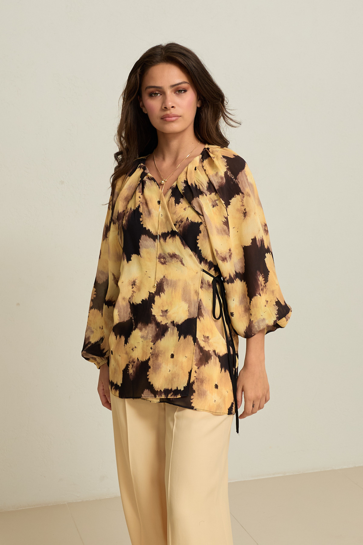 Siyah-Sarı Desenli Bağlama Detaylı Uzun Kollu Rahat Kesim Bluz Kadın Kategorisiz modelleri