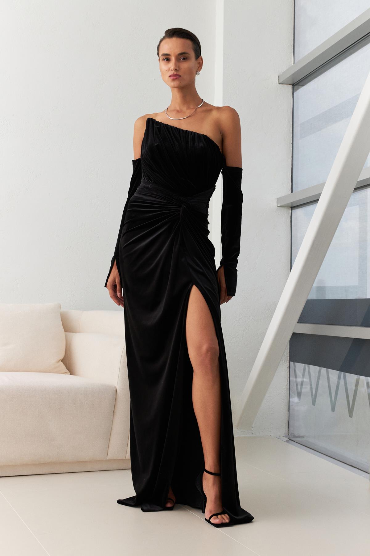 Siyah Straplez Asimetrik Yaka Kol Ve Yırtmaç Detaylı Tam Kalıp Midi Boy Elbise Kadın Abiye Elbise modelleri