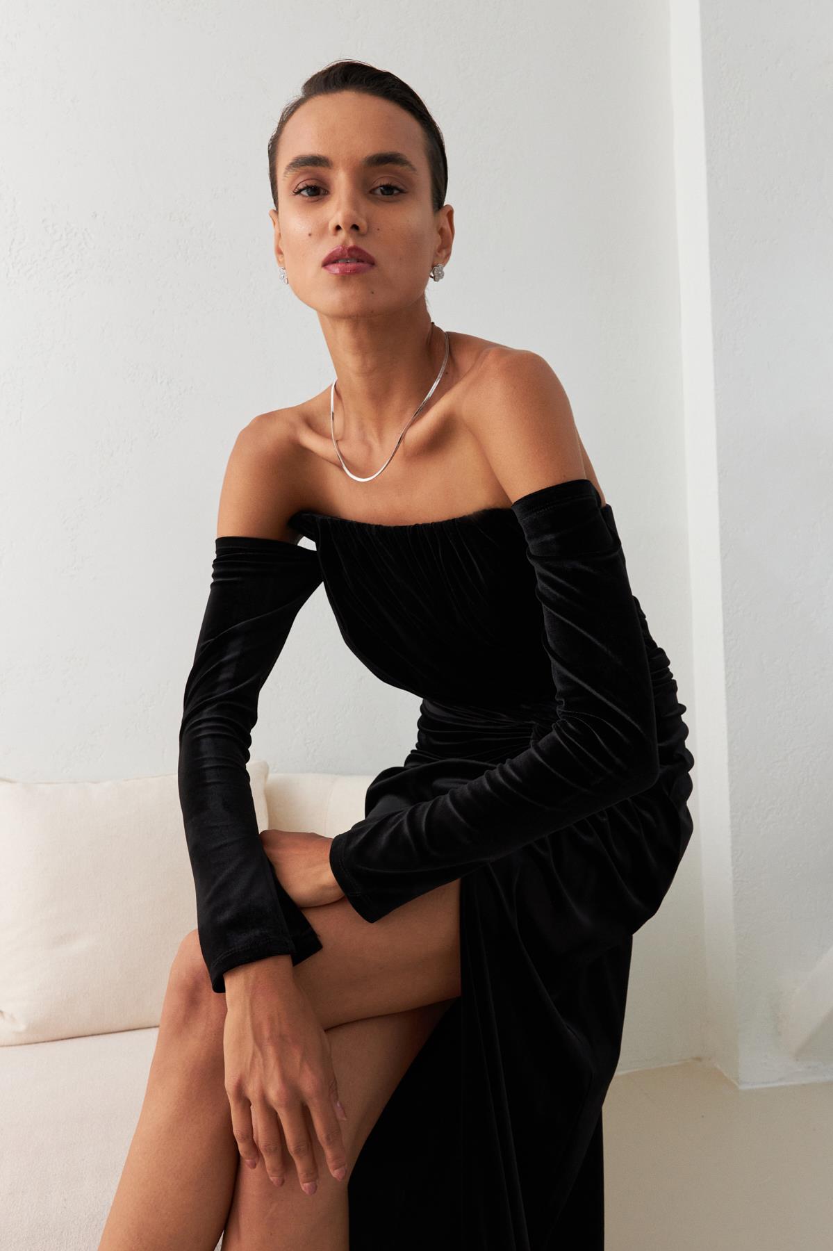 Siyah Straplez Asimetrik Yaka Kol Ve Yırtmaç Detaylı Tam Kalıp Midi Boy Elbise Kadın Abiye Elbise modelleri