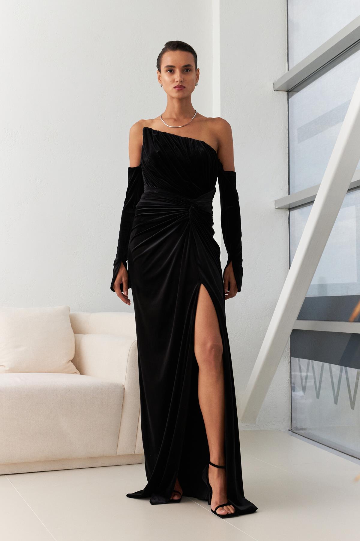 Siyah Straplez Asimetrik Yaka Kol Ve Yırtmaç Detaylı Tam Kalıp Midi Boy Elbise Kadın Abiye Elbise modelleri