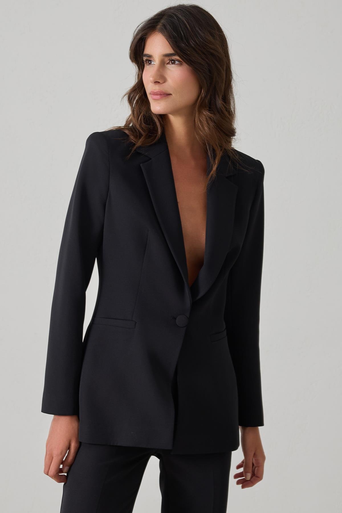 Siyah Tek Düğme Detaylı Ceket, Cep Detaylı Tam Kalıp Pantolonlu Takım Kadın Takım Elbise modelleri