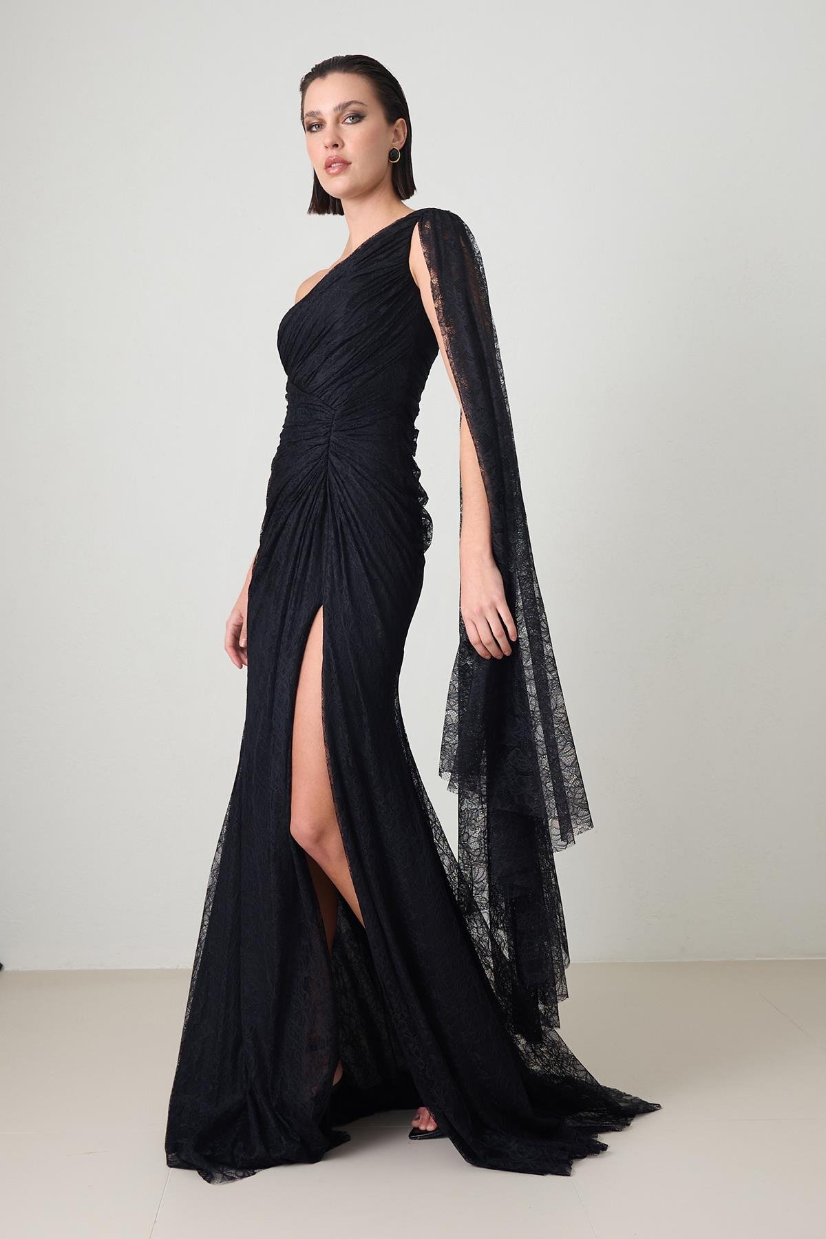 Siyah Tek Kol Dantel Ve Drape Detaylı Abiye Elbise Kadın Kategorisiz modelleri